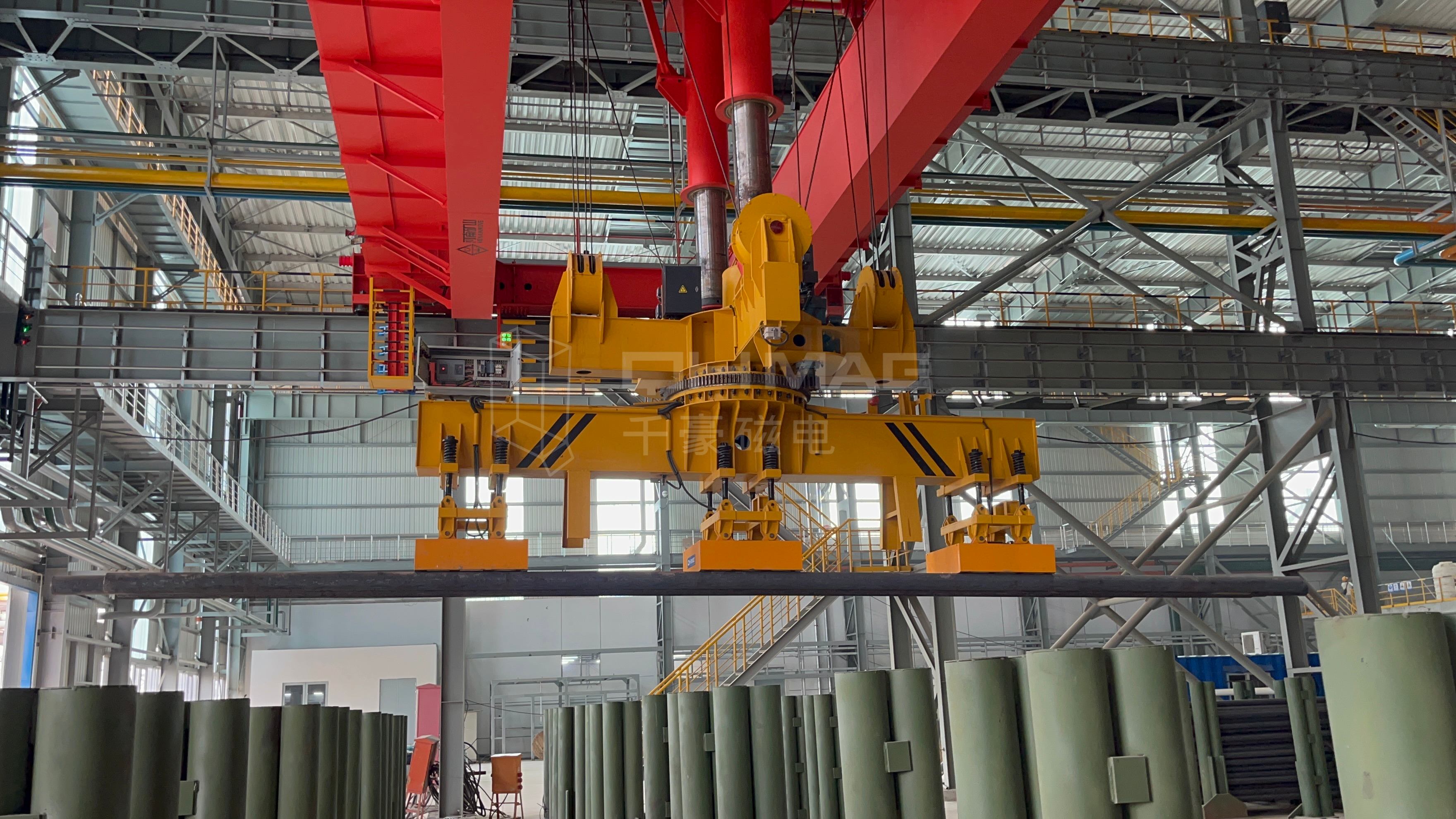 成排圓坯吊運(yùn)，圓坯吊運(yùn)，圓坯搬運(yùn)，吊圓坯，圓坯怎么吊，電永磁吊具，成排鋼管吊運(yùn)，一次吊一排圓坯，圓坯電永磁吊具，起重電永磁鐵，永磁起重器，起重電磁鐵，電磁吊，磁力吊，吊具，起重吊具，智能行車