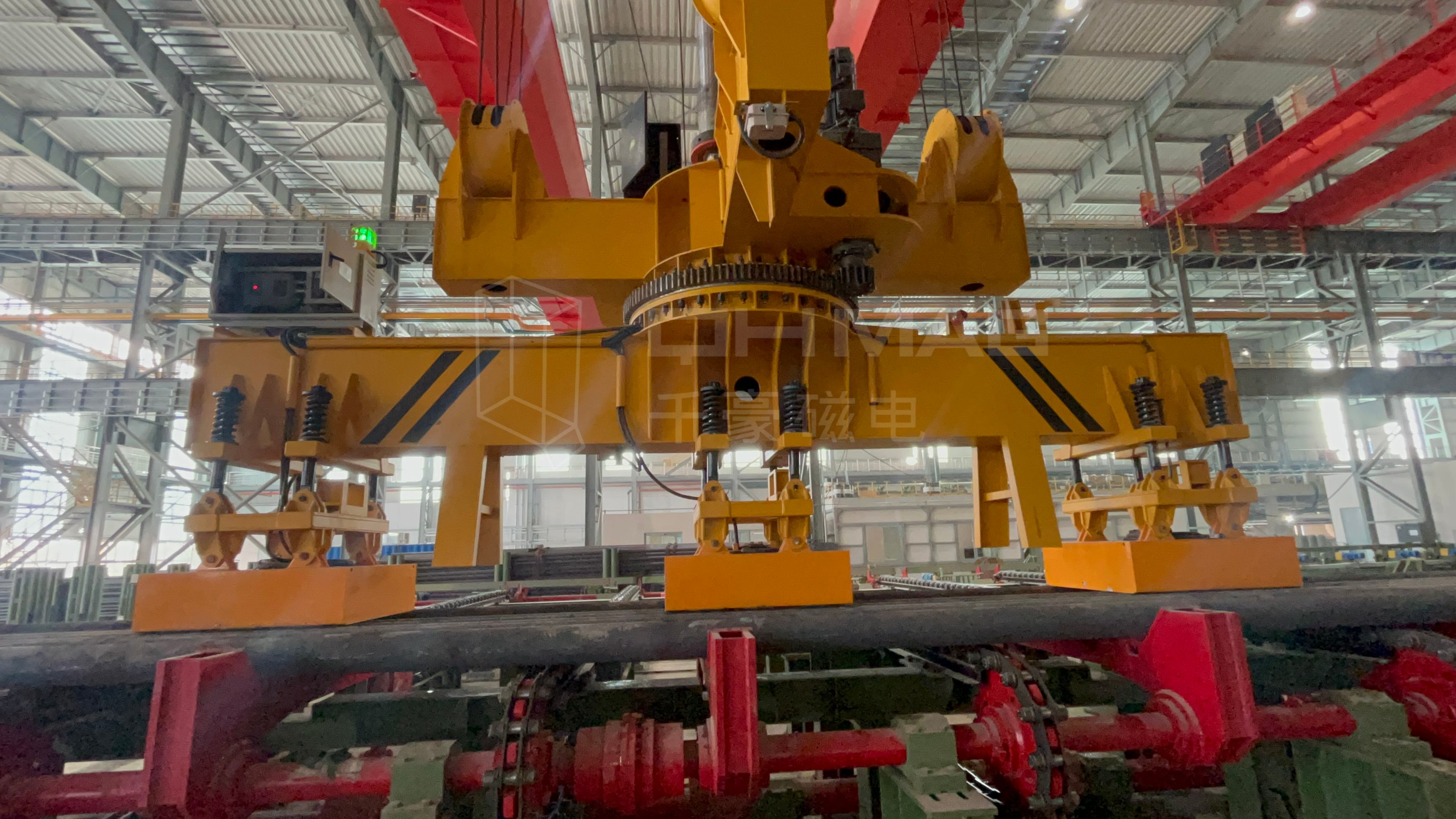 成排圓坯吊運(yùn)，圓坯吊運(yùn)，圓坯搬運(yùn)，吊圓坯，圓坯怎么吊，電永磁吊具，成排鋼管吊運(yùn)，一次吊一排圓坯，圓坯電永磁吊具，起重電永磁鐵，永磁起重器，起重電磁鐵，電磁吊，磁力吊，吊具，起重吊具，智能行車